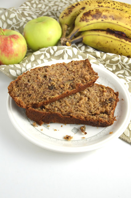 This is the perfect banana bread for the first day of fall. Made with apples, bananas and walnuts for a nice crunch, this apple banana bread makes a good snack.