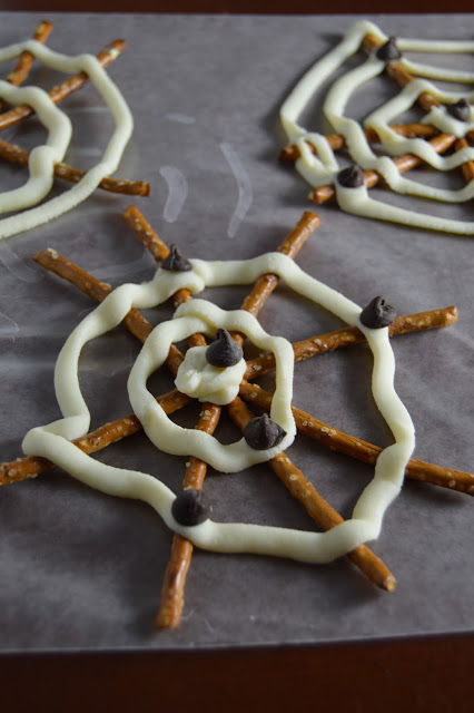 These white chocolate and pretzel spider webs are so easy to make, and are the perfect snack to make with your kids (or by yourself) for Halloween