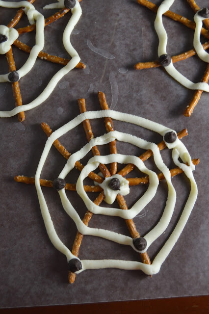 These white chocolate and pretzel spider webs are so easy to make, and are the perfect snack to make with your kids (or by yourself) for Halloween