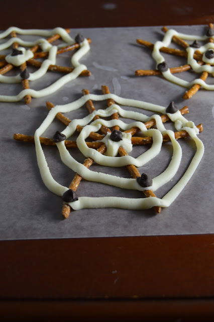 These white chocolate and pretzel spider webs are so easy to make, and are the perfect snack to make with your kids (or by yourself) for Halloween