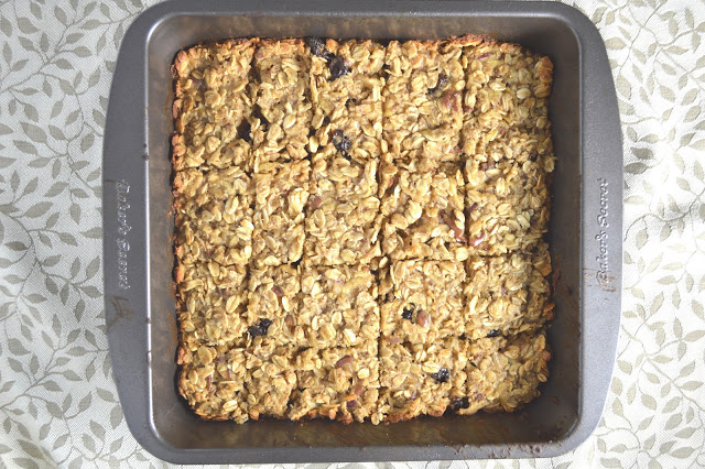 These healthy apple peanut butter bars are loaded with all the good stuff: oats, peanut butter, apples and raisins. Soft and chewy granola bars.