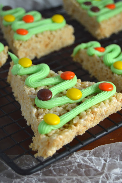 Already thinking of holiday baking? These rice krispie Christmas trees are so easy to make, and so fun too!