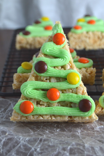 Already thinking of holiday baking? These rice krispie Christmas trees are so easy to make, and so fun too!