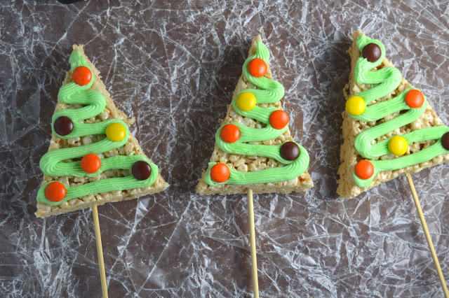 Already thinking of holiday baking? These rice krispie Christmas trees are so easy to make, and so fun too!