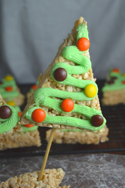 Already thinking of holiday baking? These rice krispie Christmas trees are so easy to make, and so fun too!