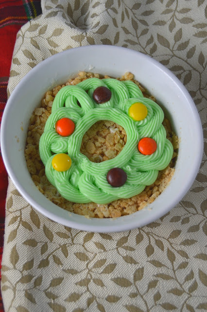 Perfect holiday treats for one? These rice krispie wreaths for one have you covered! Ready in under 5 minutes!