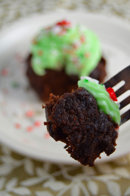 Need a quick and easy last minute dessert for Christmas? This peppermint mug cake is the perfect treat!