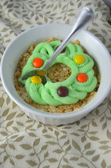 Perfect holiday treats for one? These rice krispie wreaths for one have you covered! Ready in under 5 minutes!