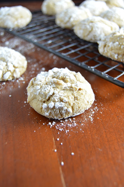 These brown sugar crinkle cookies are quick and easy to make! Ready in under 30 minutes, these cookies make wonderful gifts!