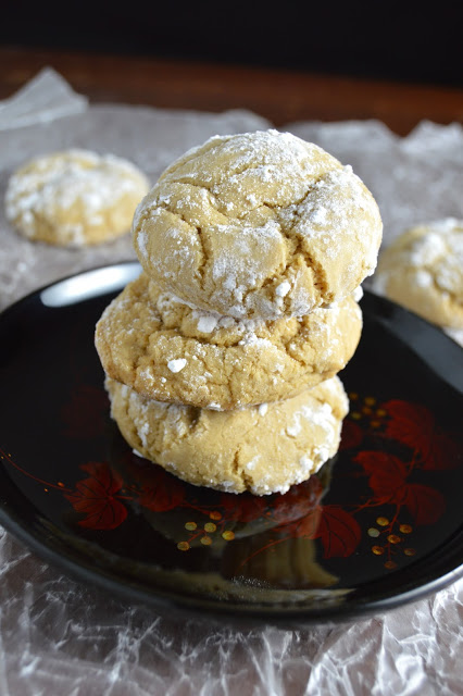 These brown sugar crinkle cookies are quick and easy to make! Ready in under 30 minutes, these cookies make wonderful gifts!