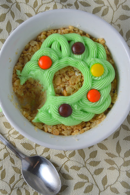 Perfect holiday treats for one? These rice krispie wreaths for one have you covered! Ready in under 5 minutes!