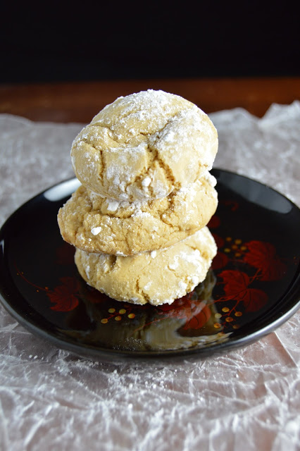 These brown sugar crinkle cookies are quick and easy to make! Ready in under 30 minutes, these cookies make wonderful gifts!