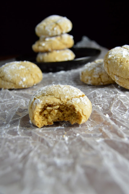 These brown sugar crinkle cookies are quick and easy to make! Ready in under 30 minutes, these cookies make wonderful gifts!