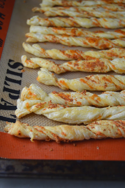 Ready for an appetizer that looks extremely impressive and are easy to make? These cheddar cheese twists are what you are looking for!