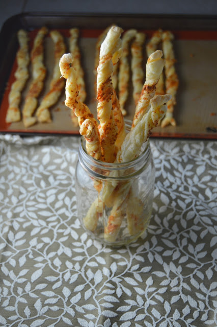 Ready for an appetizer that looks extremely impressive and are easy to make? These cheddar cheese twists are what you are looking for!