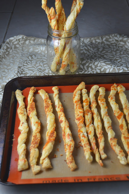 Ready for an appetizer that looks extremely impressive and are easy to make? These cheddar cheese twists are what you are looking for!