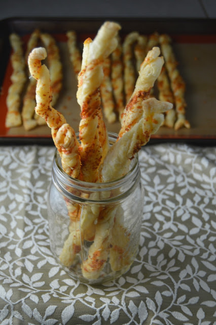 Ready for an appetizer that looks extremely impressive and are easy to make? These cheddar cheese twists are what you are looking for!