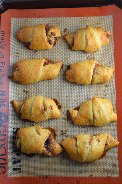 These apple pie crescent rolls are so easy to make! With only 5 ingredients, you can whip this recipe up in less than 30 minutes.