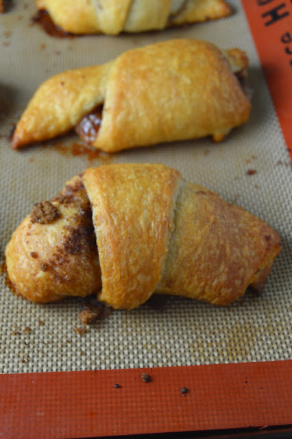 These apple pie crescent rolls are so easy to make! With only 5 ingredients, you can whip this recipe up in less than 30 minutes.