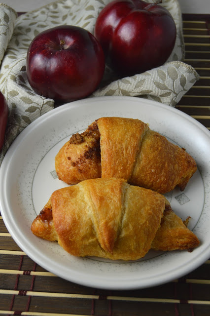 These apple pie crescent rolls are so easy to make! With only 5 ingredients, you can whip this recipe up in less than 30 minutes.