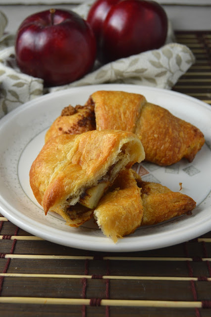 These apple pie crescent rolls are so easy to make! With only 5 ingredients, you can whip this recipe up in less than 30 minutes.