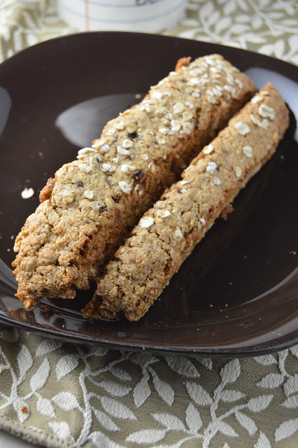 Do you want a healthier alternative to a cookie for breakfast? This Oatmeal Date Biscotti recipe is your solution!