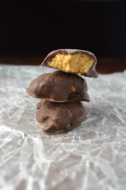 Gluten free Peanut Butter Easter Eggs  treat that is actually pretty healthy! Made with only 5 ingredients, and ready in no time.