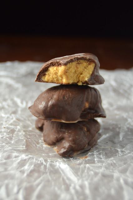 Gluten free Peanut Butter Easter Eggs  treat that is actually pretty healthy! Made with only 5 ingredients, and ready in no time.