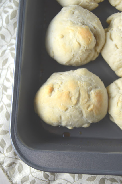 Looking for a quick and easy bread recipe?With these 45 minute dinner rolls, you can whip up some fresh bread in no time!