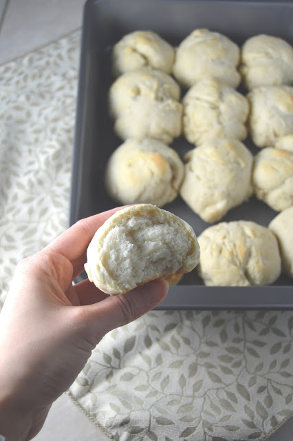 Looking for a quick and easy bread recipe?With these 45 minute dinner rolls, you can whip up some fresh bread in no time!