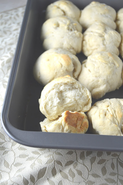 Looking for a quick and easy bread recipe?With these 45 minute dinner rolls, you can whip up some fresh bread in no time!