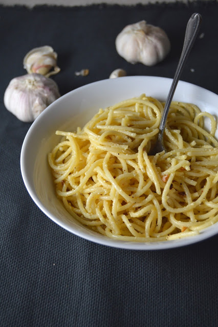 Need a quick and easy dinner idea? This lemon garlic pasta is ready in under 15 minutes, which makes it a perfect weekday meal.