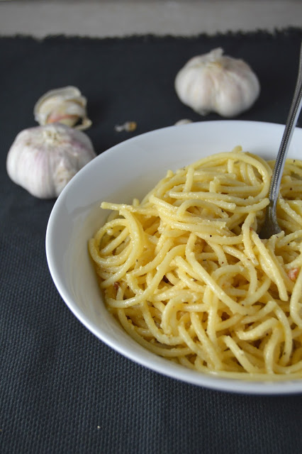 Need a quick and easy dinner idea? This lemon garlic pasta is ready in under 15 minutes, which makes it a perfect weekday meal.