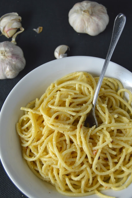 Need a quick and easy dinner idea? This lemon garlic pasta is ready in under 15 minutes, which makes it a perfect weekday meal.