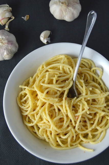 Need a quick and easy dinner idea? This lemon garlic pasta is ready in under 15 minutes, which makes it a perfect weekday meal.