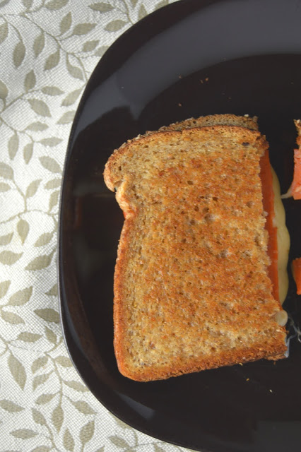 This grilled cheese tastes exactly like a pepperoni pizza! This pizza grilled cheese sandwich is ready in under 15 minutes and made with only 5 ingredients.