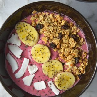 Super healthy, super easy and super delicious berry smoothie bowl. Gluten free, and can be made vegan.