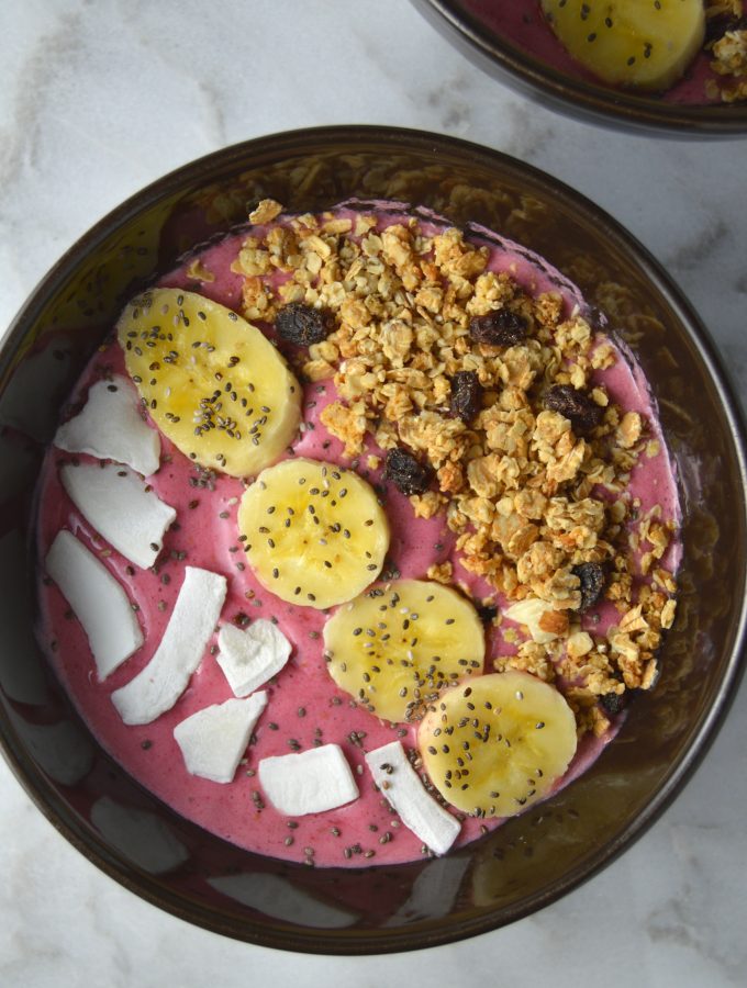 Super healthy, super easy and super delicious berry smoothie bowl. Gluten free, and can be made vegan.