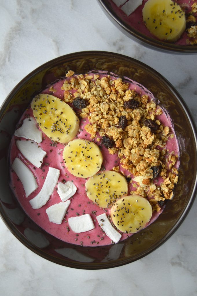 Super healthy, super easy and super delicious berry smoothie bowl. Gluten free, and can be made vegan.