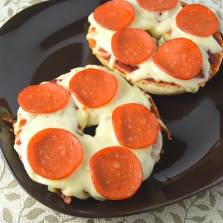 No need to go out and buy pizza bagels from the store when they are so much easier to make at home!