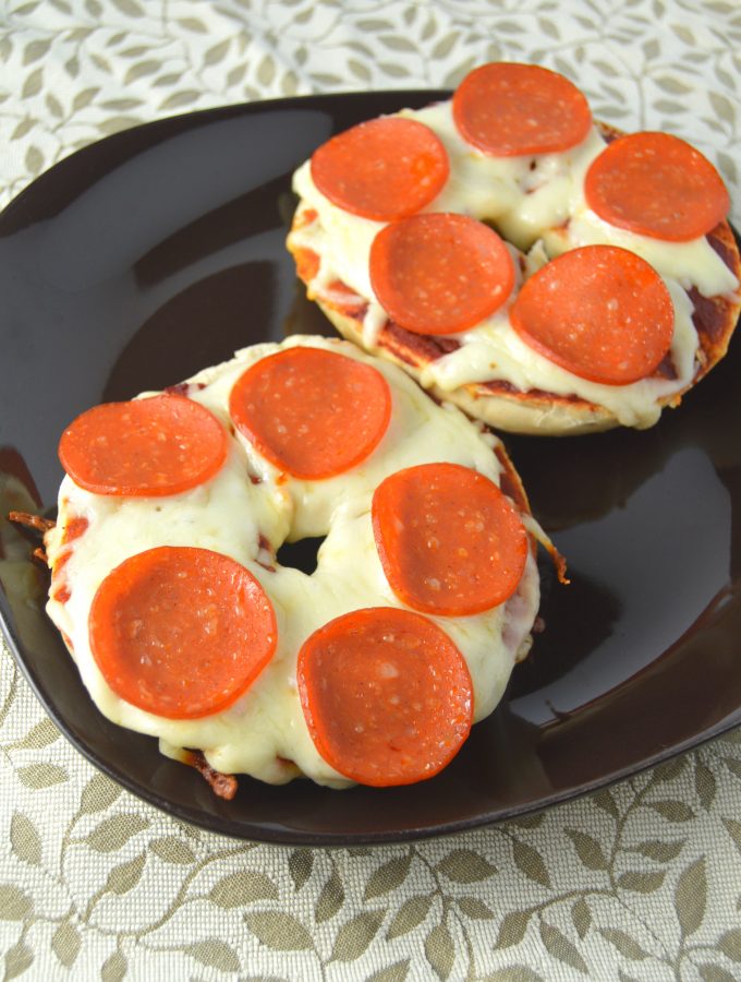 No need to go out and buy pizza bagels from the store when they are so much easier to make at home!