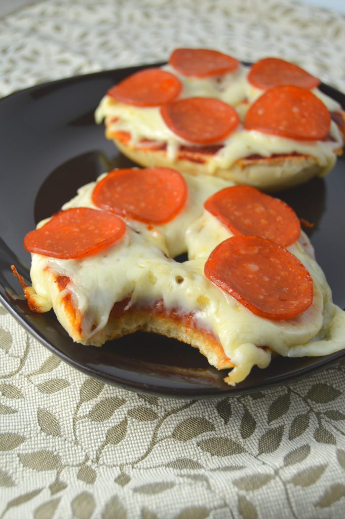 No need to go out and buy pizza bagels from the store when they are so much easier to make at home!