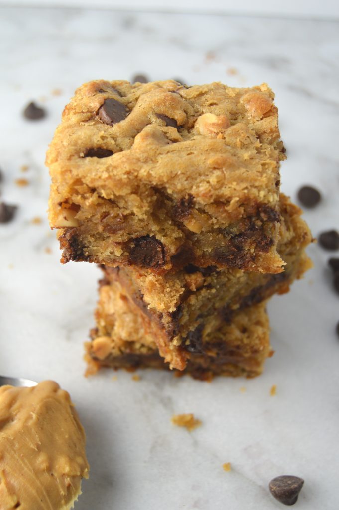 These peanut butter and chocolate cookie bars are so easy to make! Made with ingredients you probably have lying around your house, these make the perfect snack.