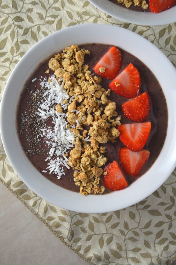 Stay cool this summer with this strawberry and blueberry smoothie bowl!  "Green" smoothie bowl that is gluten free and can be made vegan.