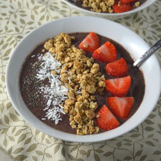 Stay cool this summer with this strawberry and blueberry smoothie bowl!  "Green" smoothie bowl that is gluten free and can be made vegan.