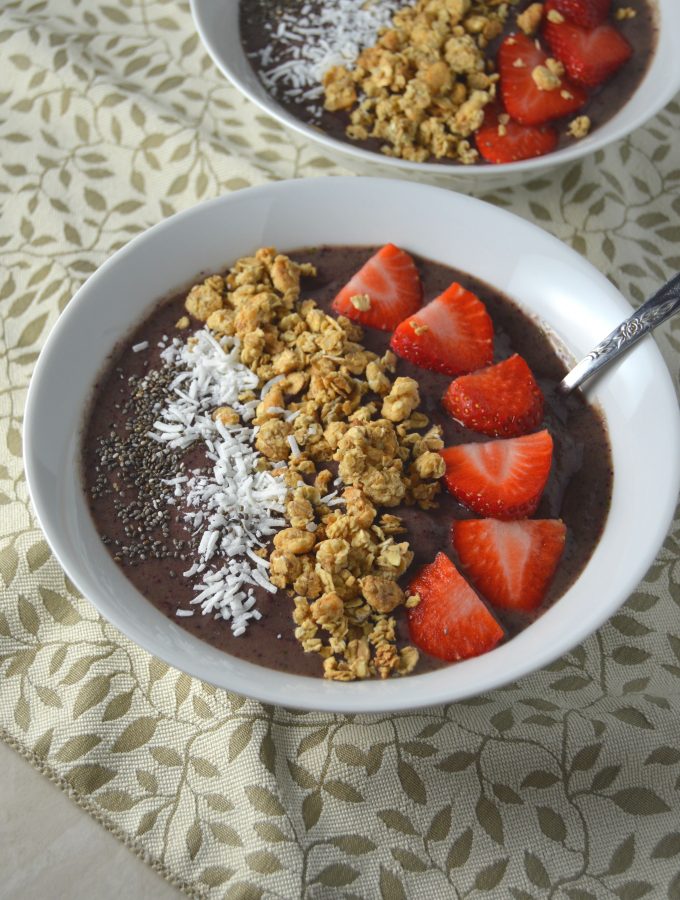 Stay cool this summer with this strawberry and blueberry smoothie bowl!  "Green" smoothie bowl that is gluten free and can be made vegan.