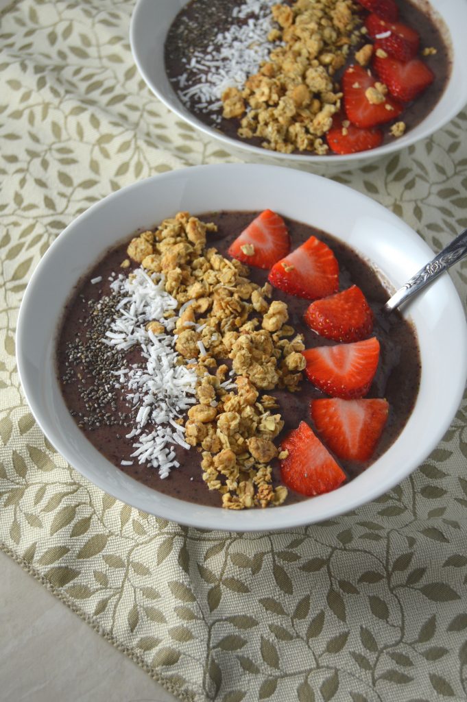 Stay cool this summer with this strawberry and blueberry smoothie bowl!  "Green" smoothie bowl that is gluten free and can be made vegan.