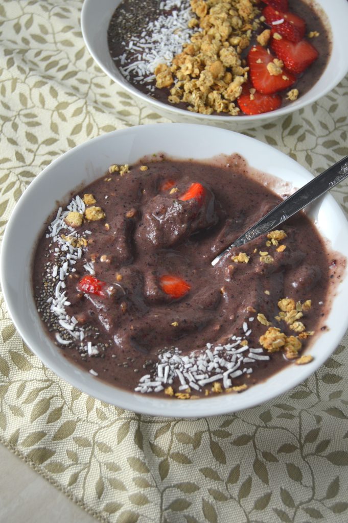 Stay cool this summer with this strawberry and blueberry smoothie bowl!  "Green" smoothie bowl that is gluten free and can be made vegan.