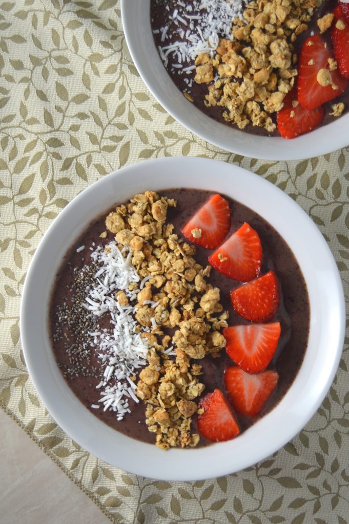 Stay cool this summer with this strawberry and blueberry smoothie bowl!  "Green" smoothie bowl that is gluten free and can be made vegan.