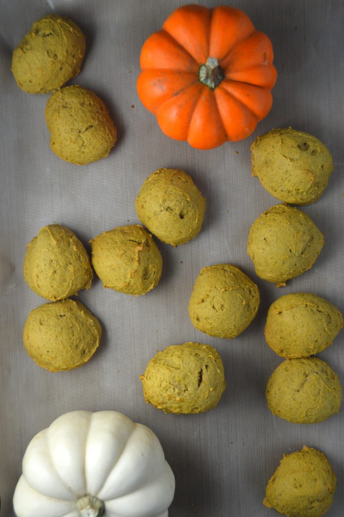 Super soft pumpkin cookies that taste like a pumpkin muffin top. Not too sweet, so it is a perfect breakfast recipe.